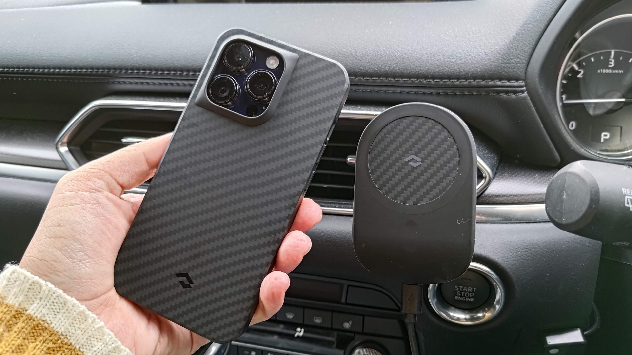 完全防備の最強・軽量iPhoneケース！iPhone 14 Pro用のPITAKA MagEZ