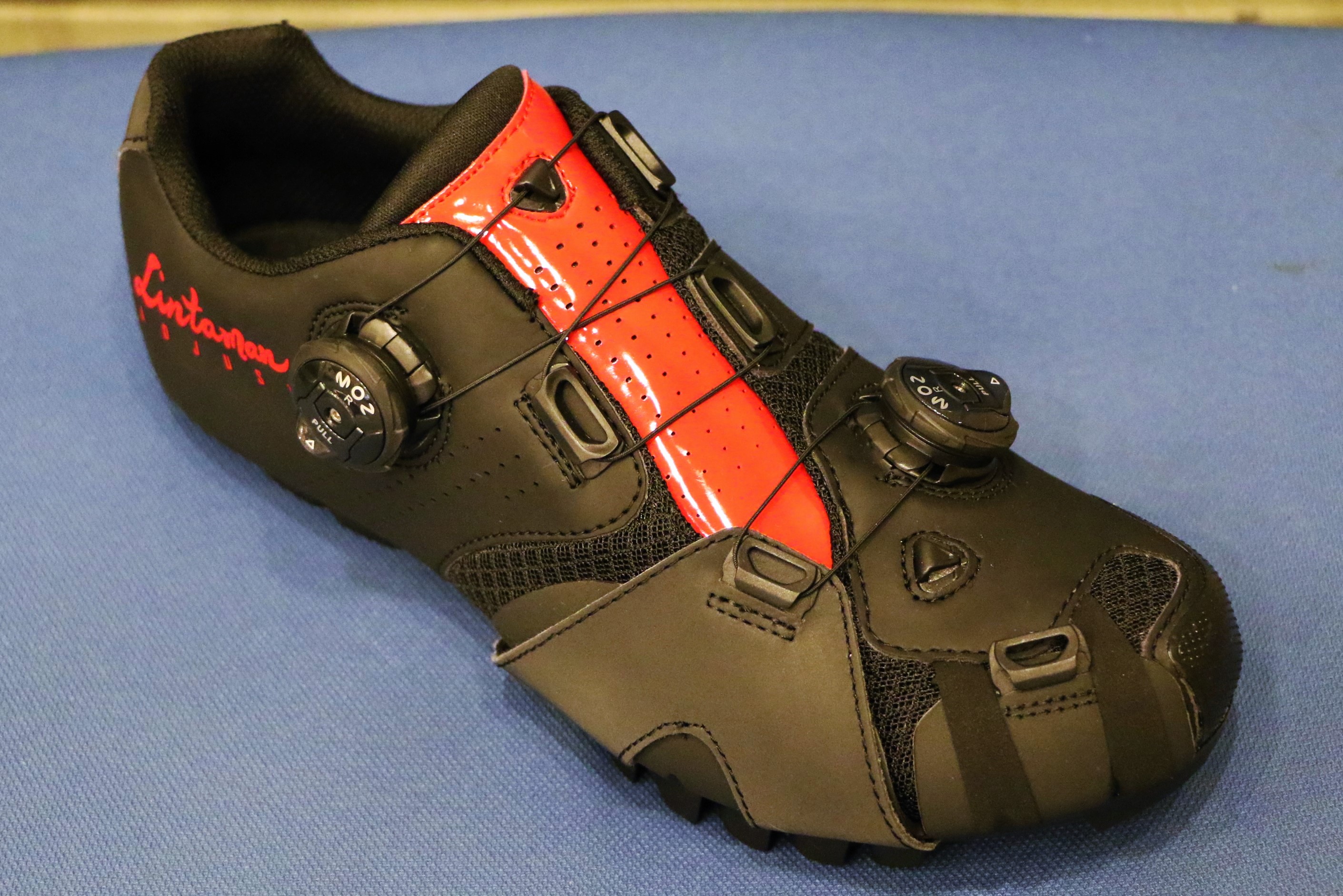 BLOG 【2019年モデル情報】新色追加！！究極のフィット感を持つ