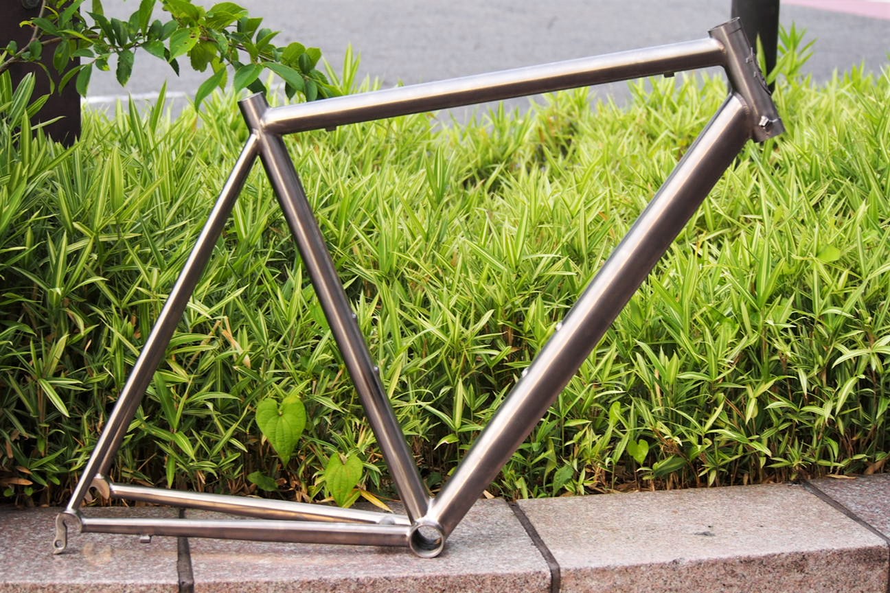 BLOG こりゃ安い！【 TNI / ティーエヌアイ 】チタンロードフレーム