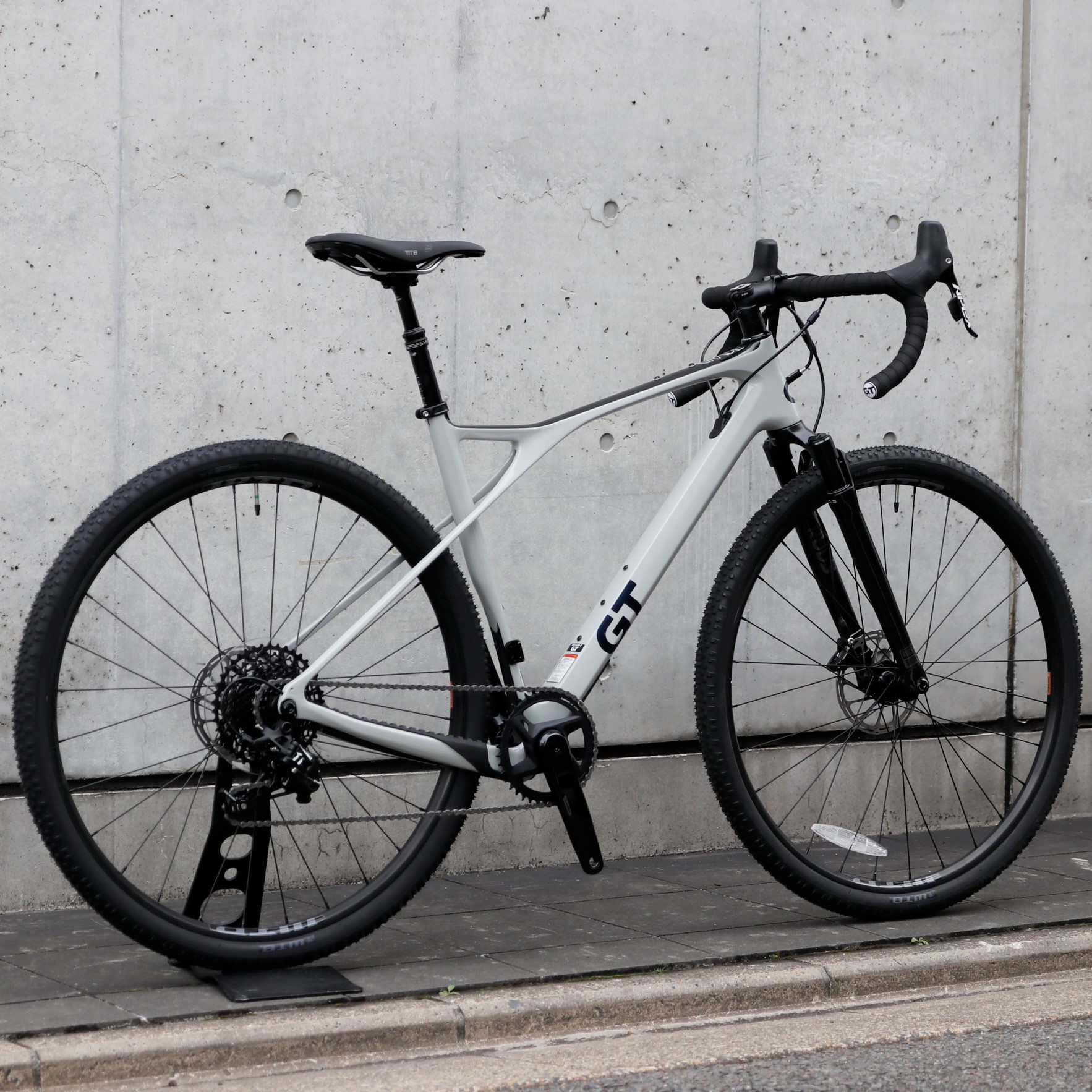 BLOG 【ラスト1台 40％オフ！】グラベルバイクにサスは必要か？…あると