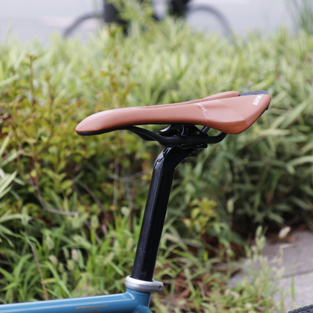 BLOG イタリアン伊達デザインが光る、オフロード対応超軽量サドル