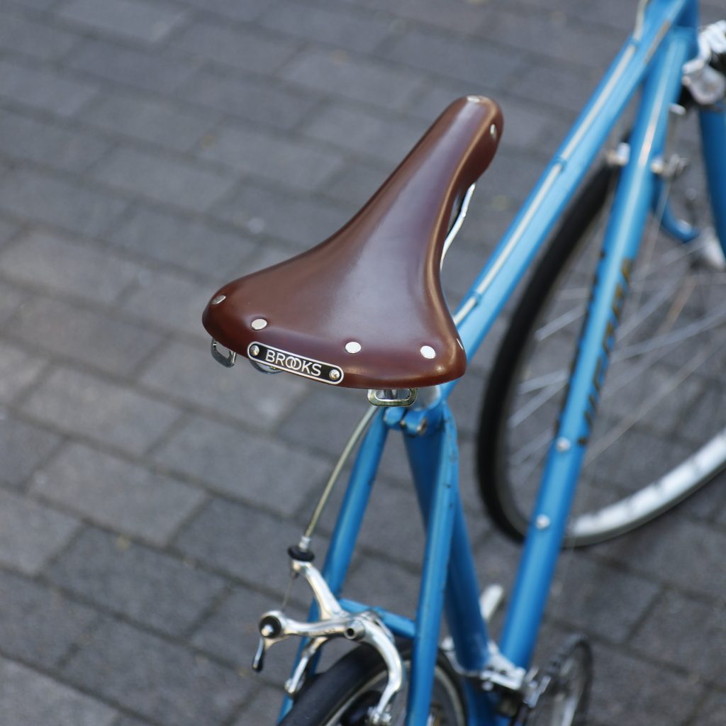 BLOG 速いバイクにもつけたくなる革サドル【Brooks / ブルックス