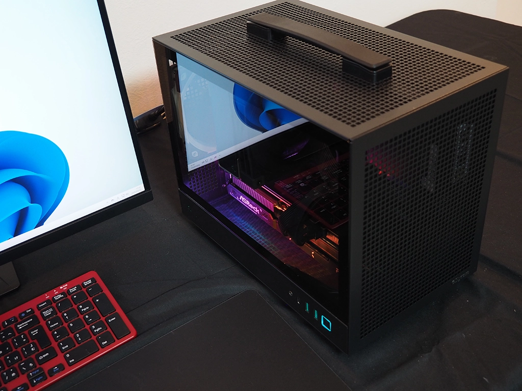 片手で持ち運べる小型PCながら『モンスターハンターワイルズ』も4Kで