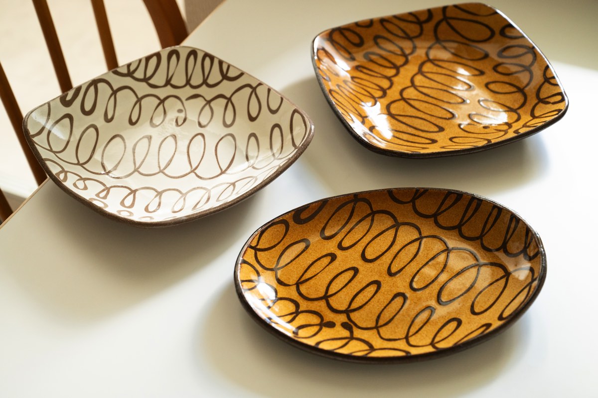 スリップウェア オーバル皿」佐川義乱～伸びやかな模様と独特の配色