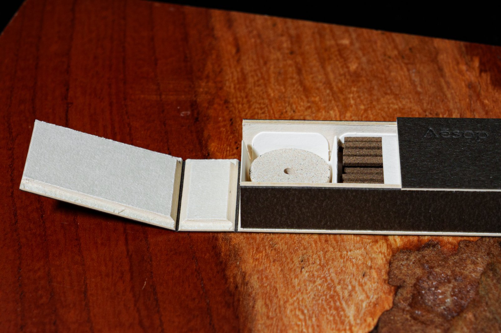 火を灯す30分間の香り】イソップが日本に注文したお香3型。すべて試し