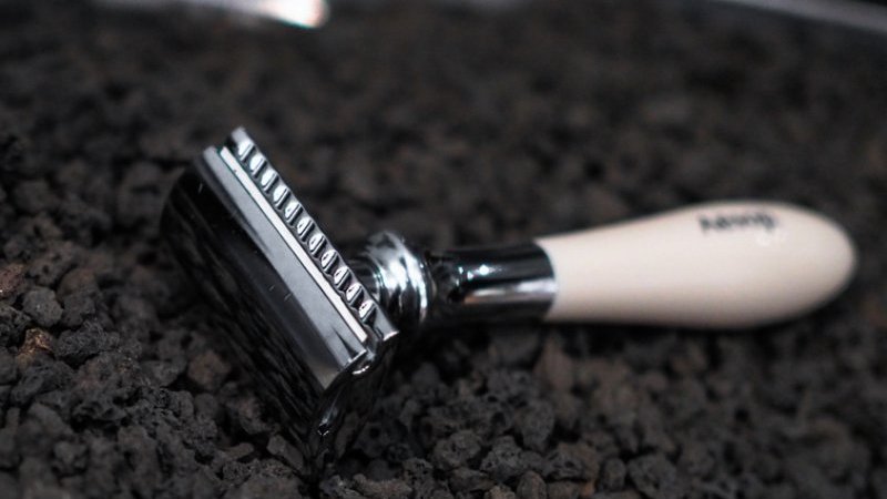 イソップ」の両刃シェーバーで、ボンドのごとく髭を剃りたい。｜Pen Online