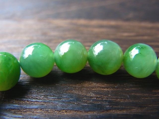 カナダ産クリア・グリーンネフライト3A+（軟玉ヒスイ）粒売りビーズ7.6