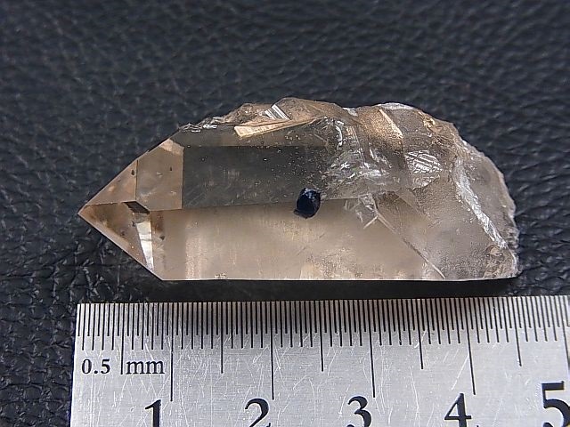 ノルウェー産アナテース付きライトスモーキー水晶ポイント（ファントム