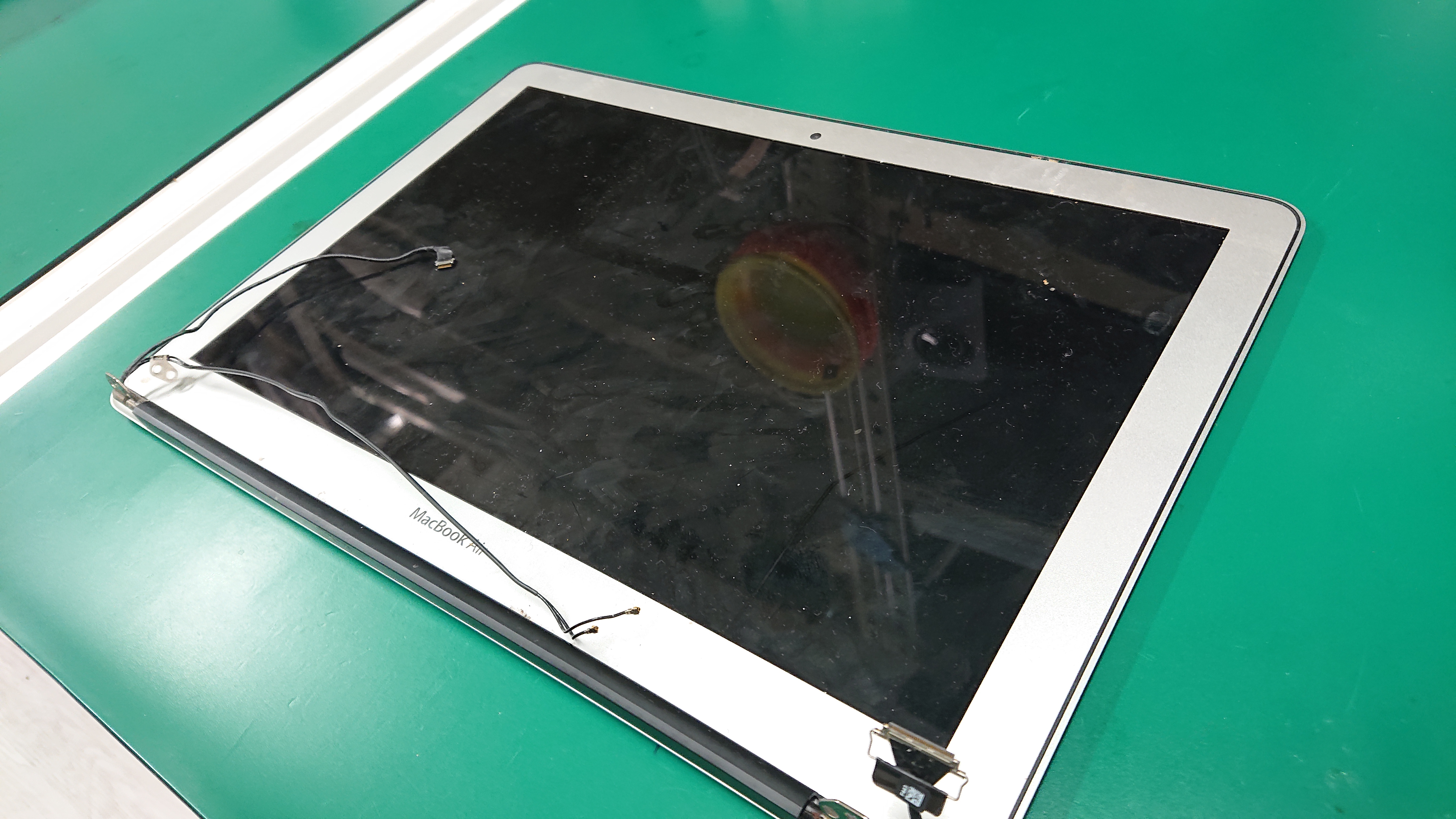 MacBook Air (13インチ, 2017)】液晶割れ・画面に変な線が出た症状の