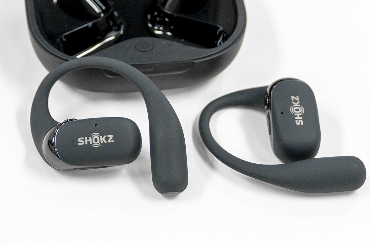 Shokz、Dolby Audioとワイヤレス充電対応のオープンイヤー型完全
