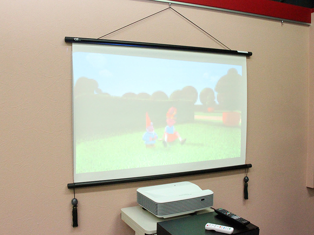 超短焦点プロジェクターは“スクリーン選び”がミソ！ オプトマ