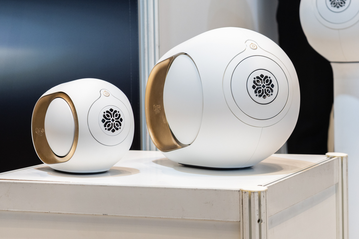 デビアレ、“明瞭度”を進化させた球形アクティブスピーカー「PHANTOM