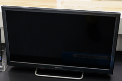 パナソニック、チルト機構搭載でネット動画も強化した32/24型液晶