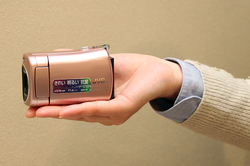 JVC、世界最小・最軽量ビデオカメラ“Everio”「GZ-N1」 - PHILE WEB