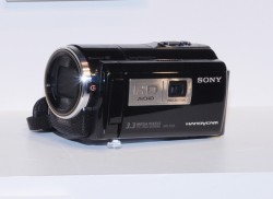ソニー、プロジェクター機能搭載“Handycam”「HDR-PJ40V/PJ20」を発売