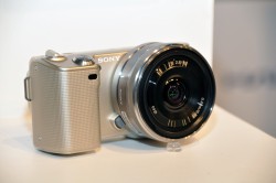 ソニー、「NEX-5」に新色ゴールドを追加 ― 外付けモニターなど“α”用