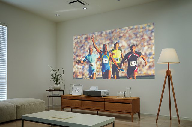 壁際に置くだけでリビングが映画館に！エプソンの超短焦点