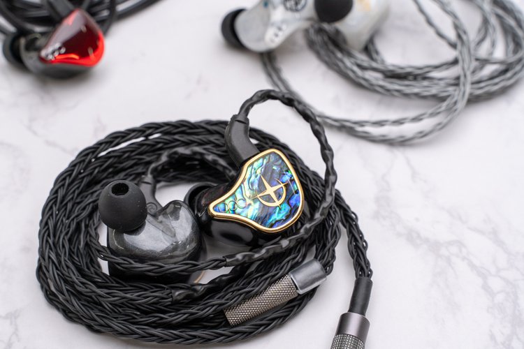 qdcのすべてを表現する“皇帝” 、ハイエンド・ハイブリッド型イヤホン