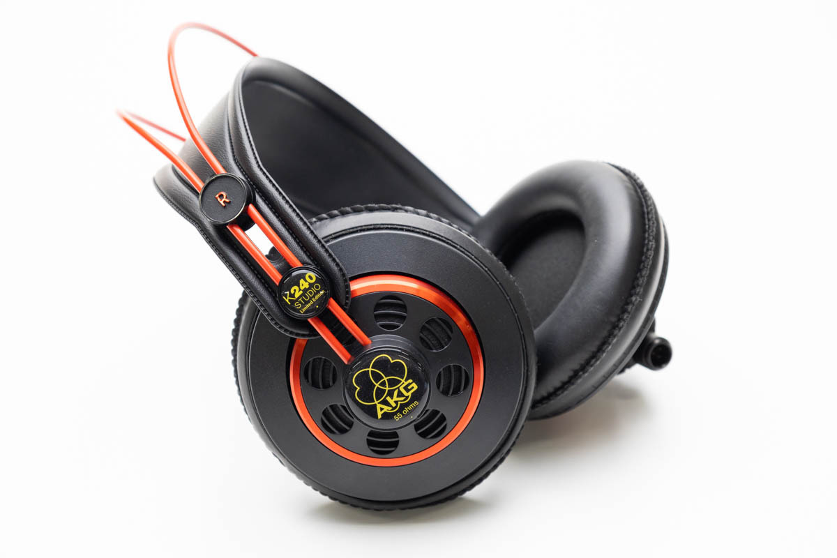 メタリック・レッドのアクセントがクール。AKGの銘ヘッドホン「K240