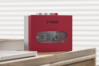FIIO、ポータブルカセットプレーヤー「CP13」に新色“レッド”と透明