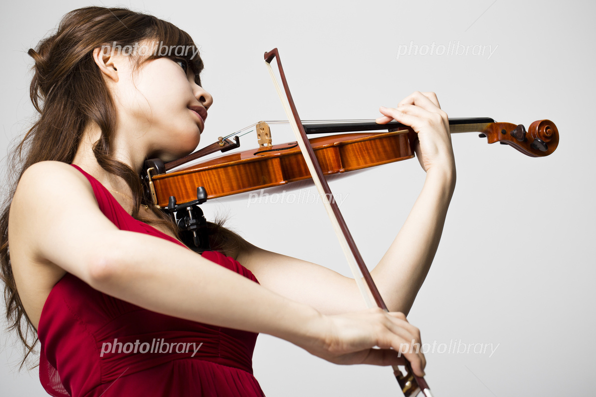 バイオリンを弾く女性 写真素材 [6851647] - フォトライブラリー