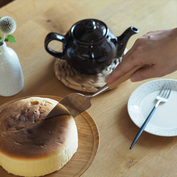 サンク ビョークルン ケーキサーバー 三角 オーク / CINQ | 食器と料理