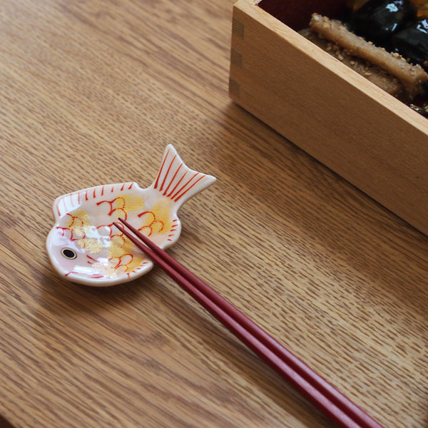幸楽窯 錦 薄桜 金叩 鯛形 箸置 | 食器と料理道具の専門店「プロキッチン」