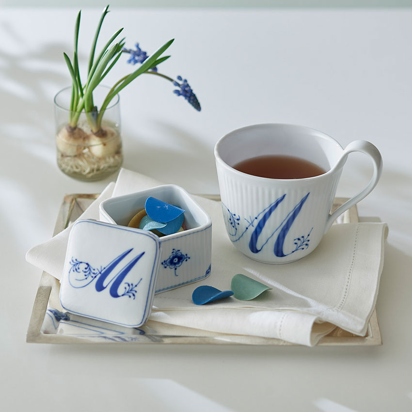 アルファベット マグ M|ロイヤル コペンハーゲン 公式オンラインストア