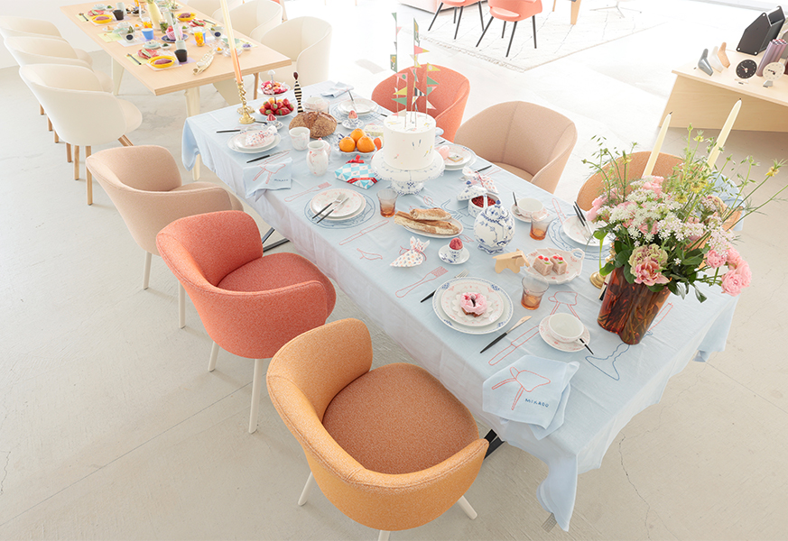 ポップな色使いに心踊る! ヴィトラの新作チェアイベントに ロイヤル