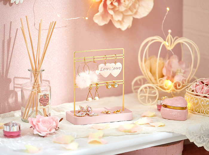 大切なコレクションをかわいく飾ってディスプレイ！アクセサリー収納