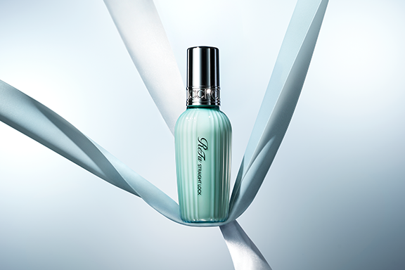 うねりを整え、まっすぐにロック。酸熱の力で仕上げるストレートヘア