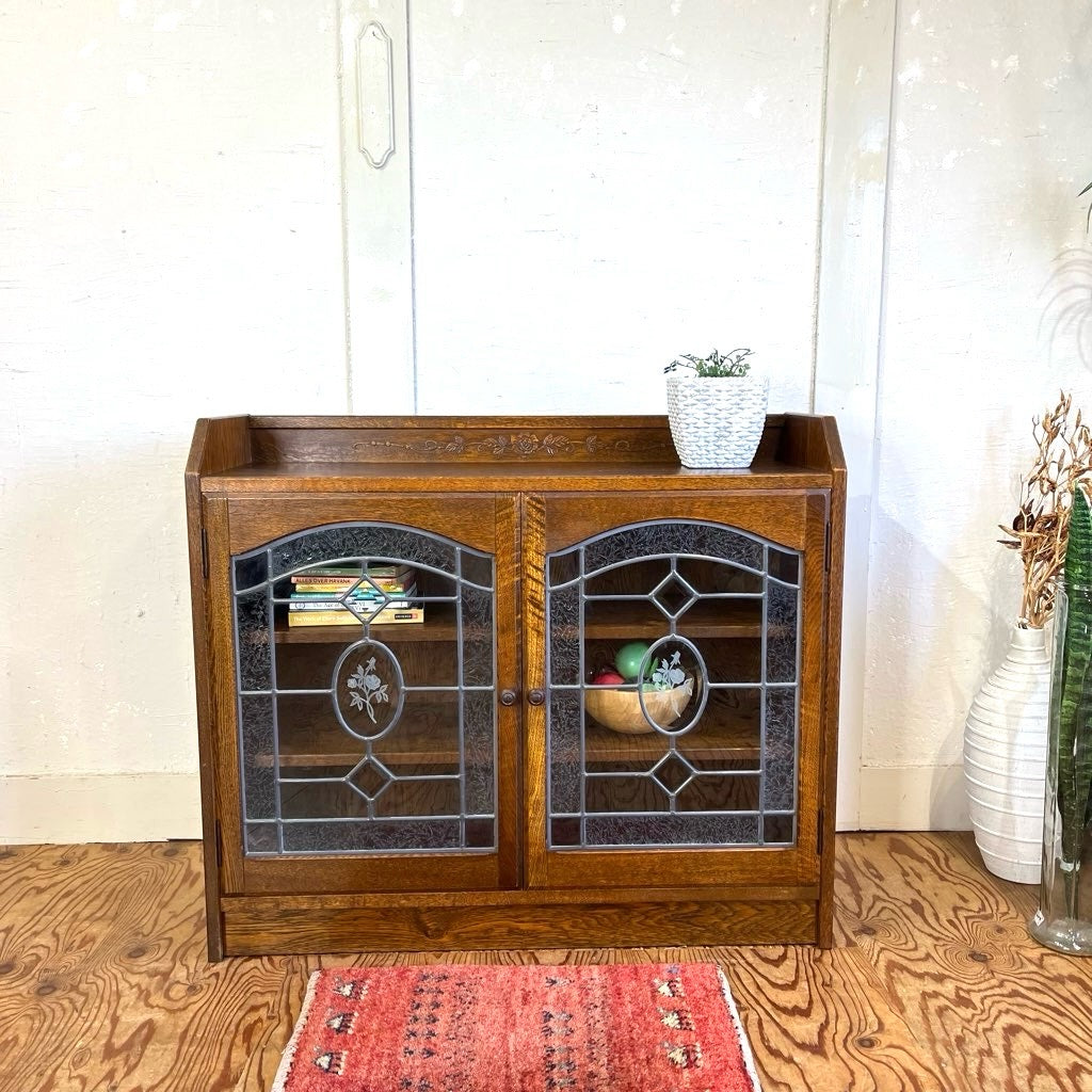 カントリーハウス 三越ブルージュ ステンドグラス扉のサイドボード