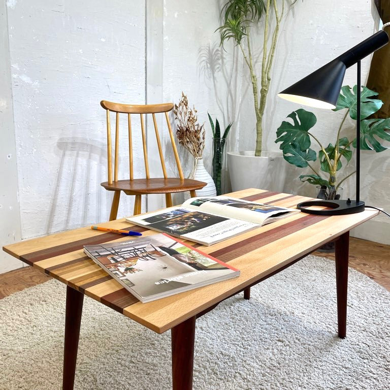 不要になった古い家具の様々な木材から作ったセンターテーブル