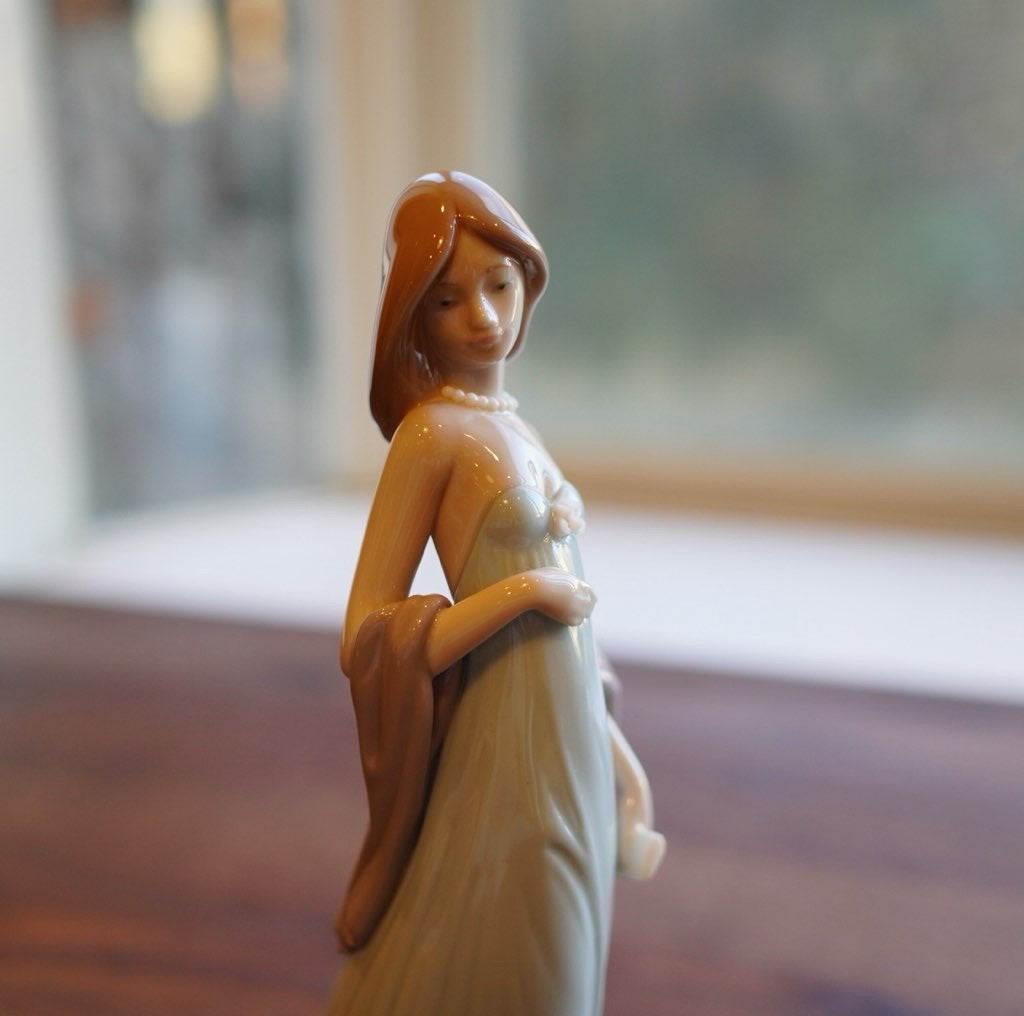 リヤドロ / LLADRO 少女フィギュリン スペイン 磁器 コレクション 置物