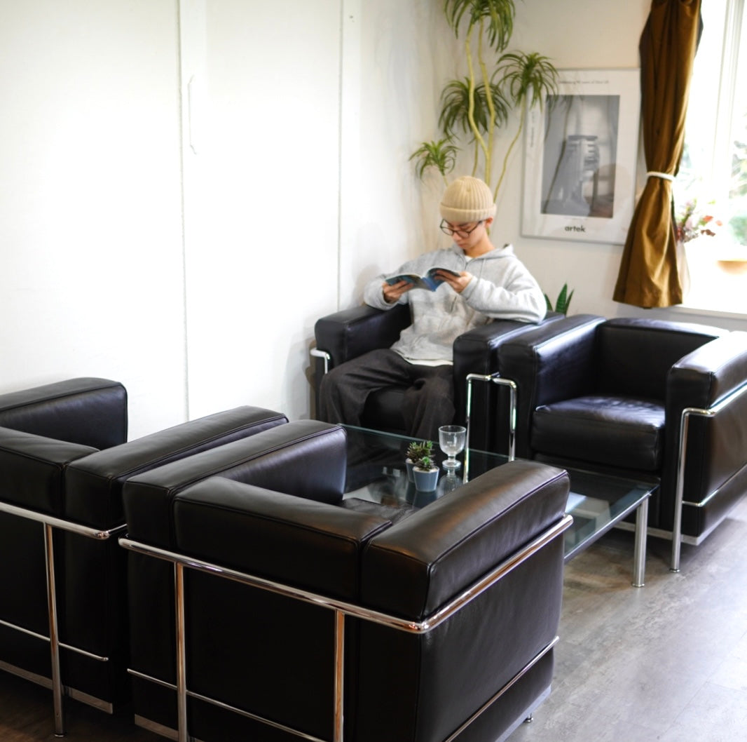 カッシーナ Cassina LC2 1人掛けソファ ブラック ル・コルビュジェ 本