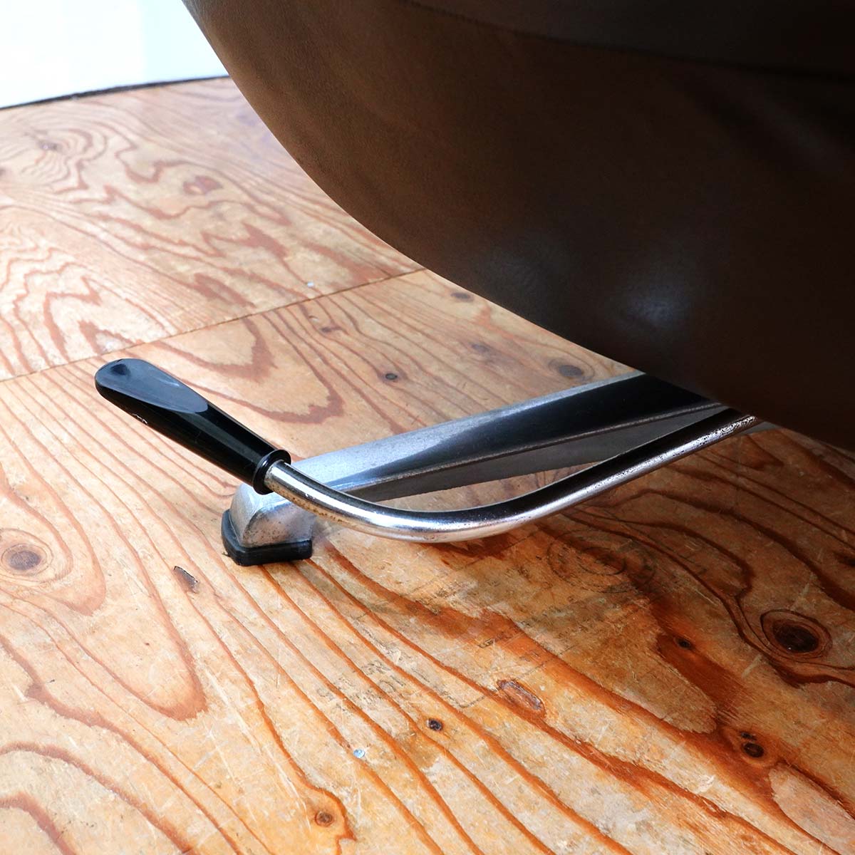 OVERMAN社 ラウンジチェア レザー 回転式 北欧 ブラック ミッド