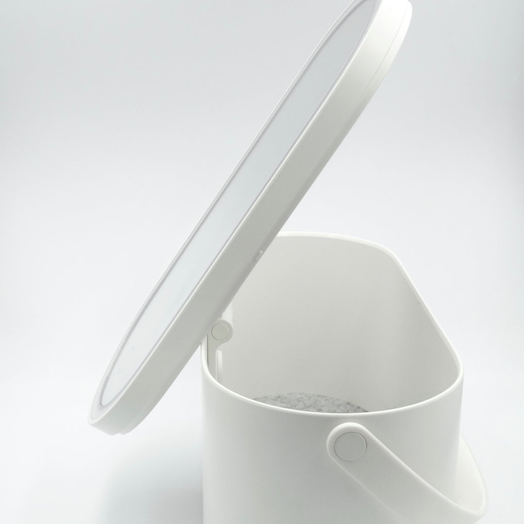 収納付き女優ミラー「PORTABLE MAKEUP BOX」 – 10 square meters