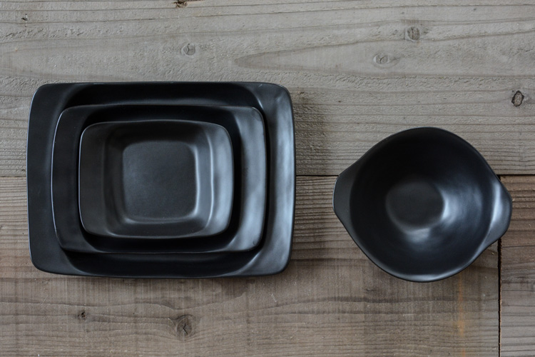 井山三希子✖️倉敷意匠　手つきプレートL 4枚セット やさしい白と黒の器、井山三希子さんの「YASUMI」シリーズ | お知らせ