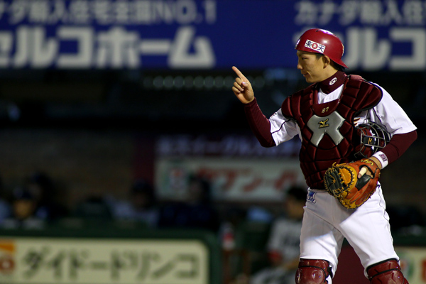 嶋基宏選手が三井ゴールデン・グラブ賞を初受賞！ - 東北楽天