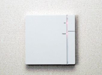 住空間に溶け込むシンプルなデザイン。大きな液晶表示で使いやすさも