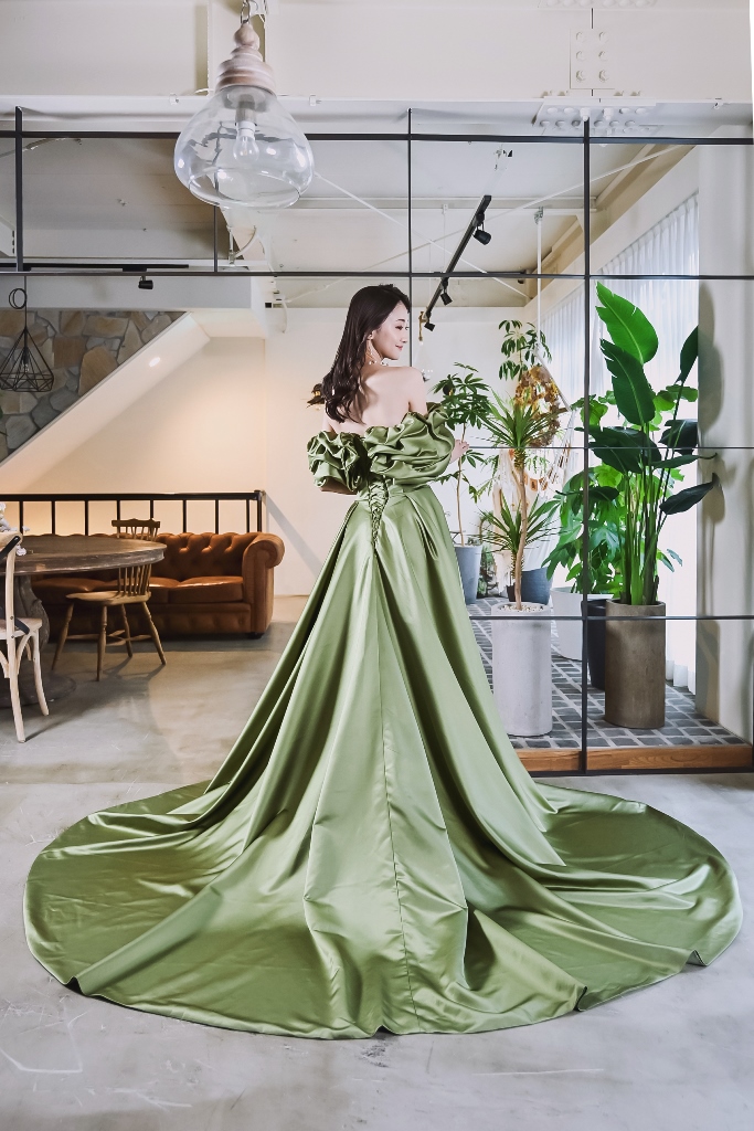 新作も登場！人気上昇中のカラードレスをご紹介♡