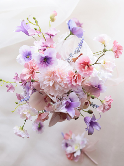 完成品ブーケ】ピンクの胡蝶蘭と春のお花たくさんクラッチブーケ