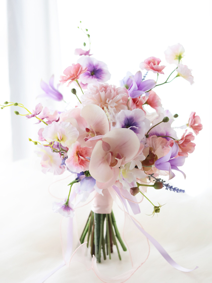 完成品ブーケ】ピンクの胡蝶蘭と春のお花たくさんクラッチブーケ