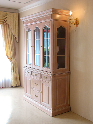 キャビネット 3枚扉 薔薇の彫刻 ピンクベージュ色｜キャビネット