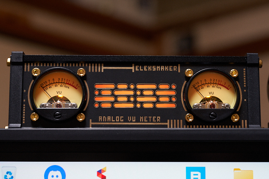 音に合わせてメーターが揺れ動く! スピーカーの近くに置くと楽しい