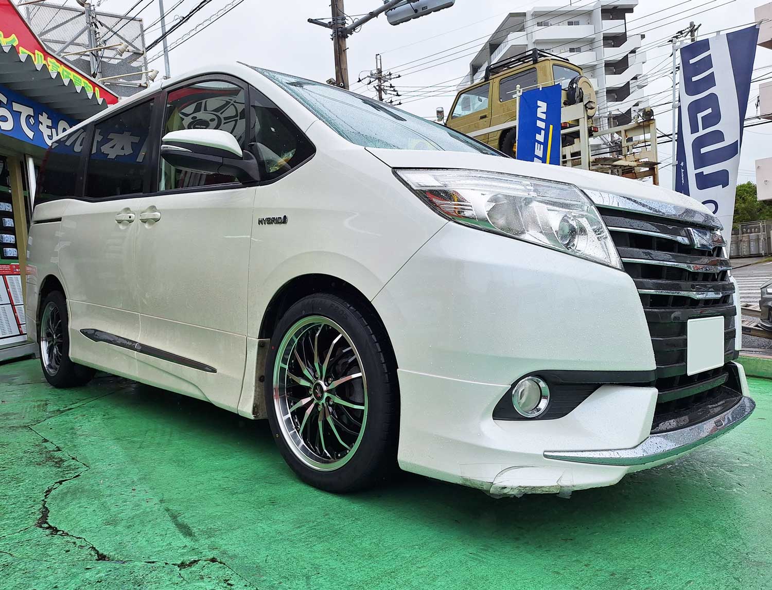 トヨタ ノア Precious HM-3 18×7.5J MINERVA 225/45R18｜ホイール