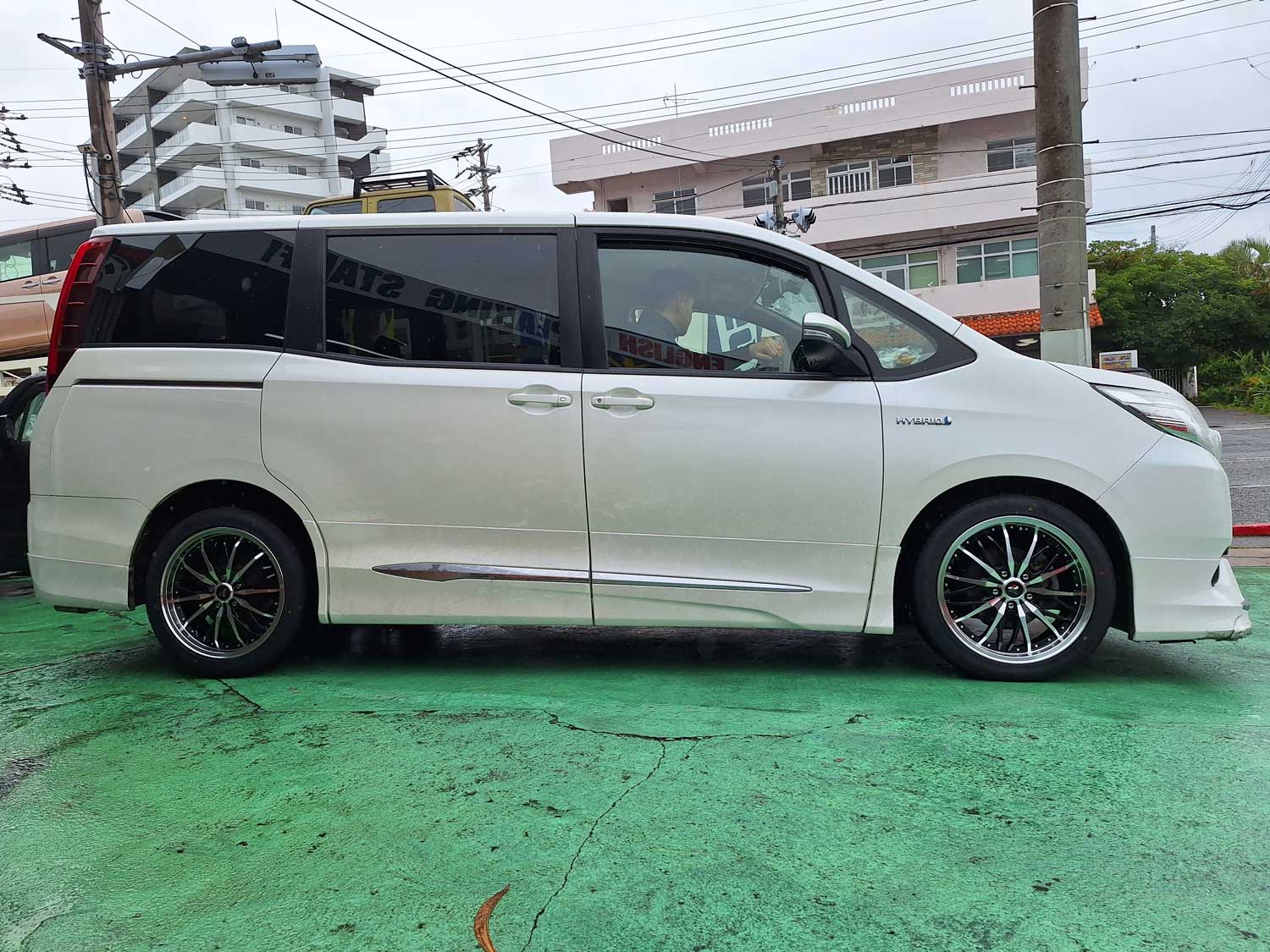 トヨタ ノア Precious HM-3 18×7.5J MINERVA 225/45R18｜ホイール