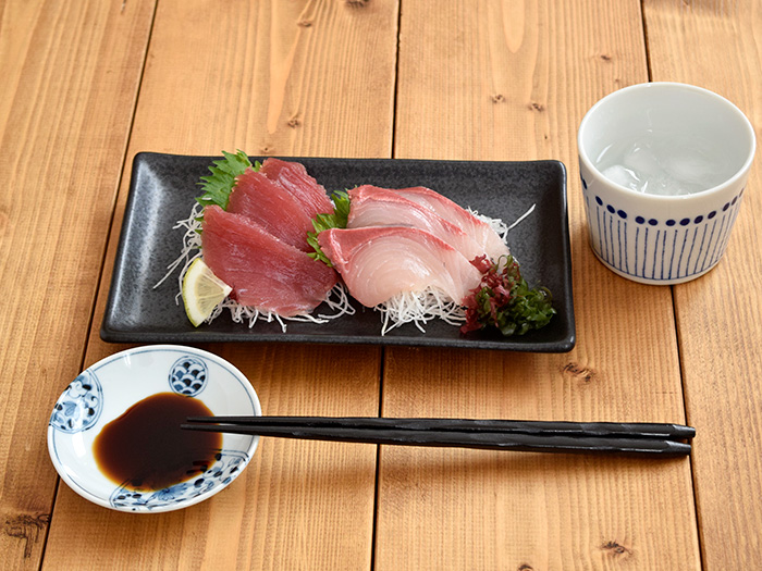刺身皿、焼き魚、焼き鳥、天ぷらなどの揚げ物皿、盛り皿など多用途に