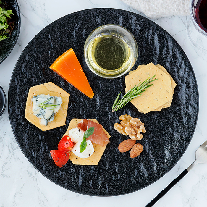 テーブルに高級感をもたらすプレート。