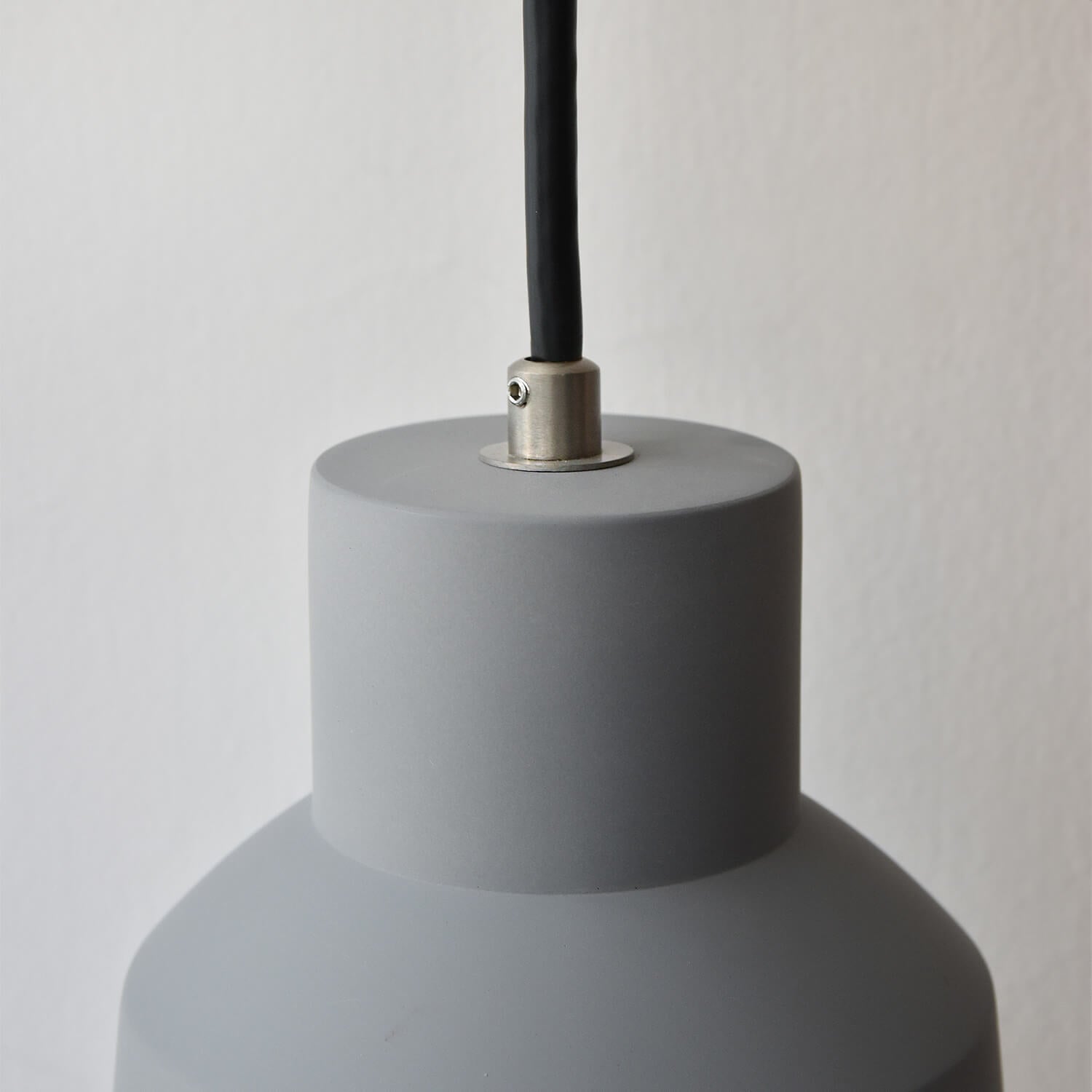 モルタル成形のシェードがミニマルな印象 - コントラペンダントライト